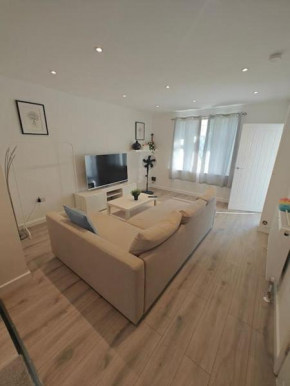 Stunning 4 bed House Ideal for Contractors
